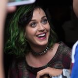 10. Juli 2014: Katy Perry nimmt sich aus dem Auto heraus Zeit für ihre Fans als sie in New Yorks Meatpacking District unterwegs ist.