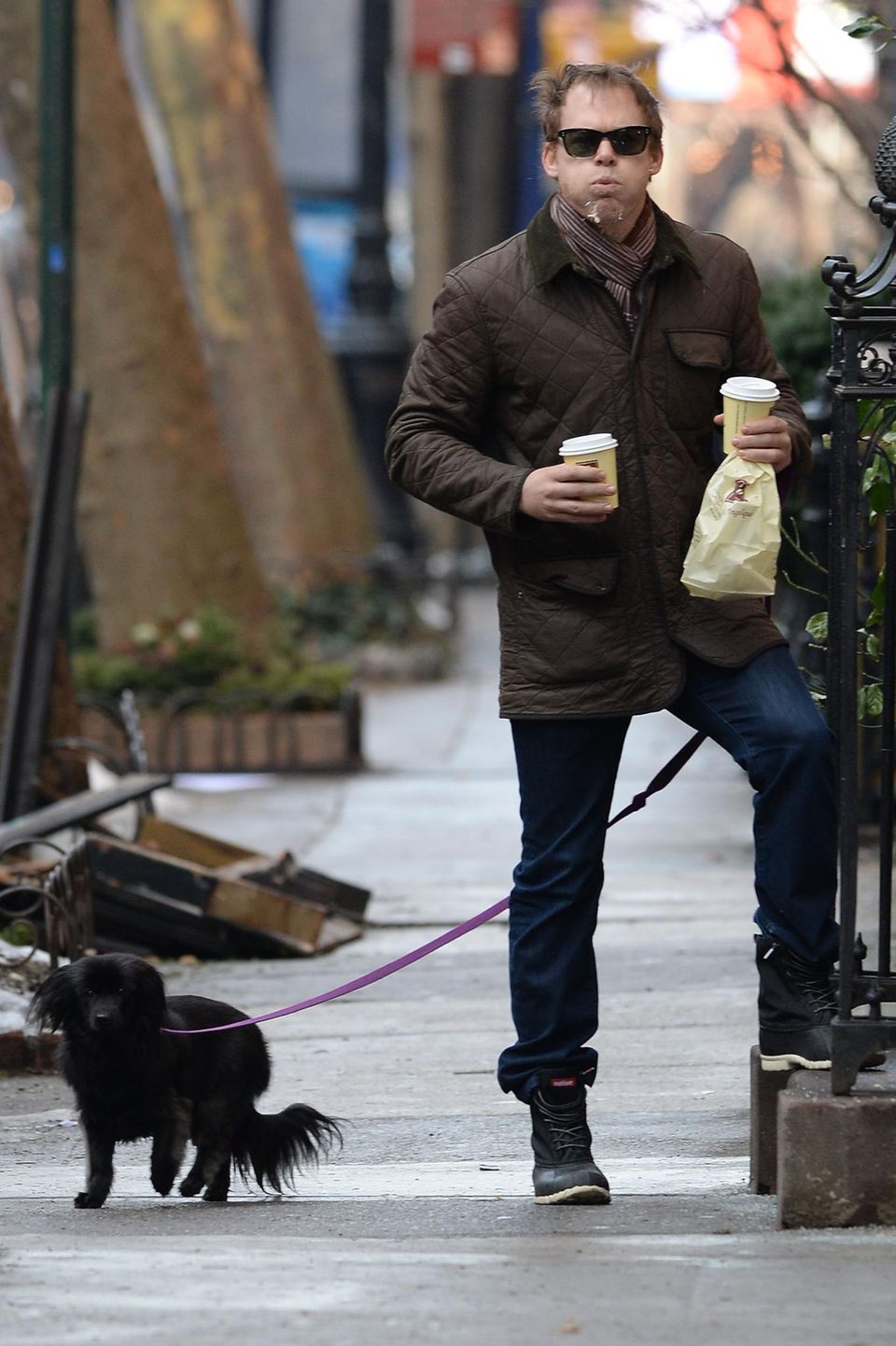 2. Februar 2014: Nicht nett: "Dexter"-Star Michael C. Hall spuckt nach den Fotografen, als er mit seinem Hund und Frühstück zurück in seine Wohnung kommt. 2. Februar 2014: Nicht nett: "Dexter"-Star Michael C. Hall spuckt nach den Fotografen, als er mit seinem Hund und Frühstück zurück in seine Wohnung kommt.
