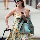 8. Juli 2014: Elisabeth Moss zieht bestens gelaunt ihren Koffer durch Manhattan.