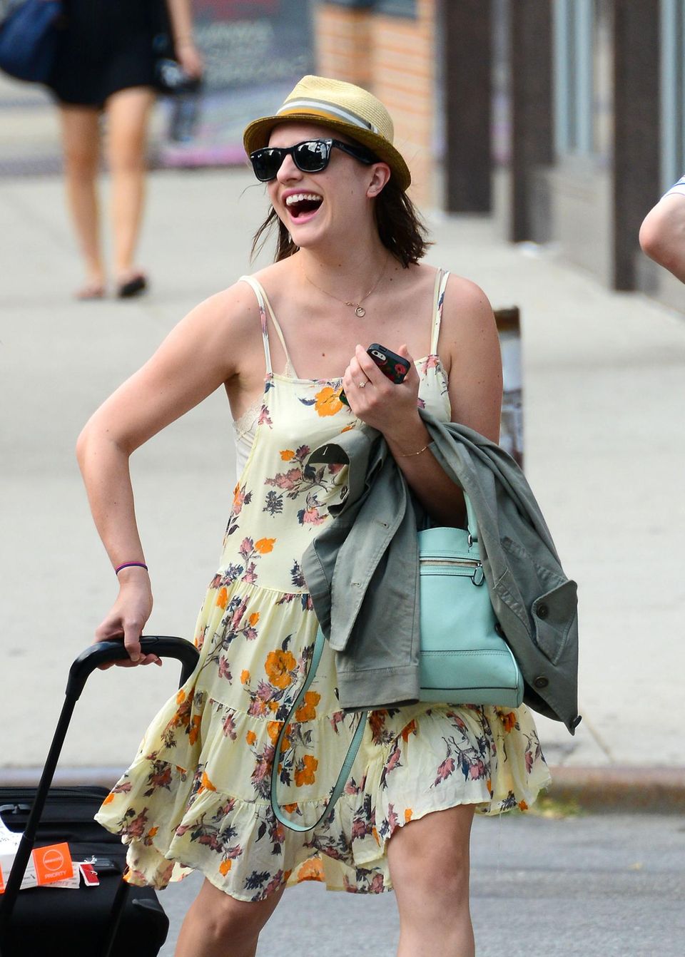 8. Juli 2014: Elisabeth Moss zieht bestens gelaunt ihren Koffer durch Manhattan.