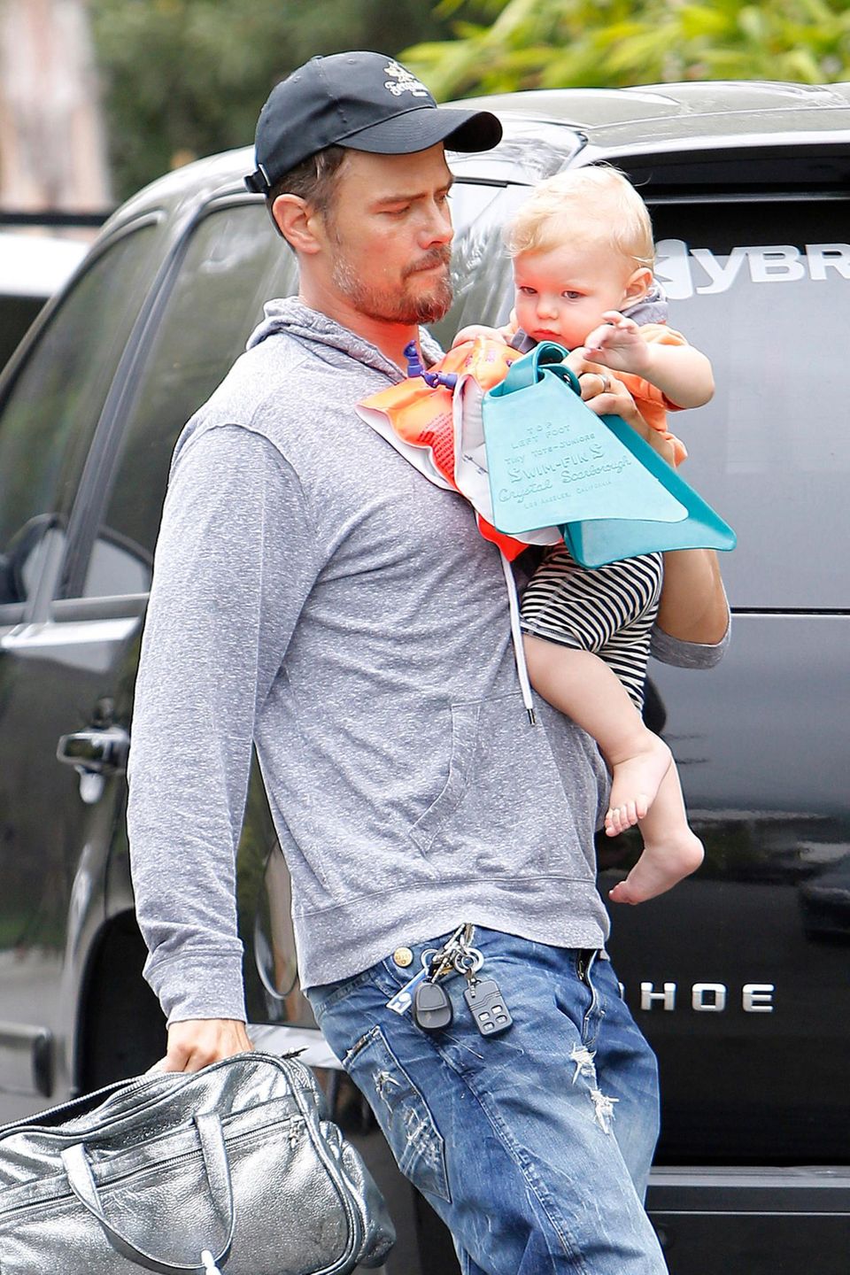 25. Juni 2014: Josh Duhamel und Sohn Axl sind auf dem Weg ins Schwimmbad.