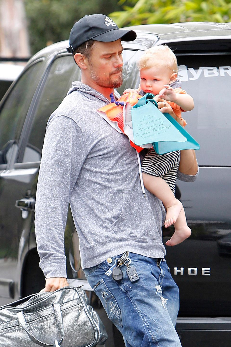 25. Juni 2014: Josh Duhamel und Sohn Axl sind auf dem Weg ins Schwimmbad. 25. Juni 2014: Josh Duhamel und Sohn Axl sind auf dem Weg ins Schwimmbad.