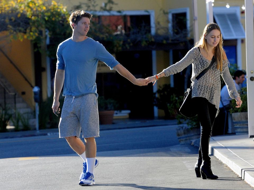 6. Januar 2014: Patrick Schwarzenegger und seine Freundin Taylor Burns schlendern Hand in Hand durch Los Angeles. 6. Januar 2014: Patrick Schwarzenegger und seine Freundin Taylor Burns schlendern Hand in Hand durch Los Angeles.