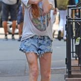 2. Juli 2014: Eine sehr dünne Lindsay Lohan schlendert an ihrem 28. Geburtstag durch New York. An ihren Beinen sind blaue Flecken und Kratzer zu erkennen.