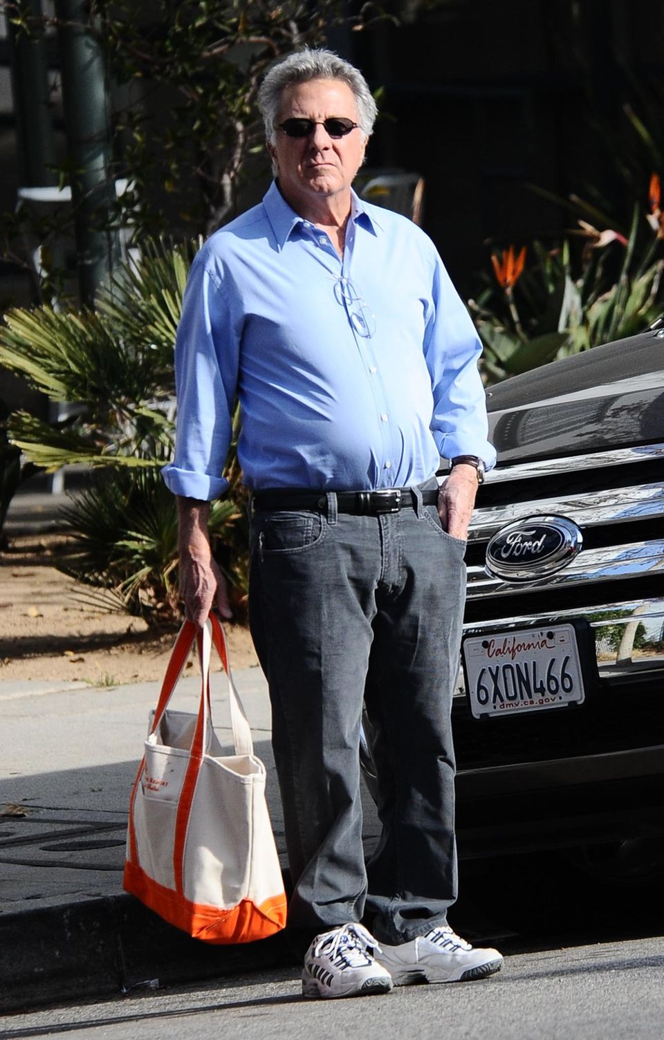 23. Januar 2014: In Turnschuhen und mit Tasche ist Dustin Hoffman auf seinem Weg ins Büro. 23. Januar 2014: In Turnschuhen und mit Tasche ist Dustin Hoffman auf seinem Weg ins Büro.