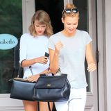 14. Juli 2014: Taylor Swift und ihre Modelfreundin Karlie Kloss gehen bei Sarabeth in New York Mittag essen.