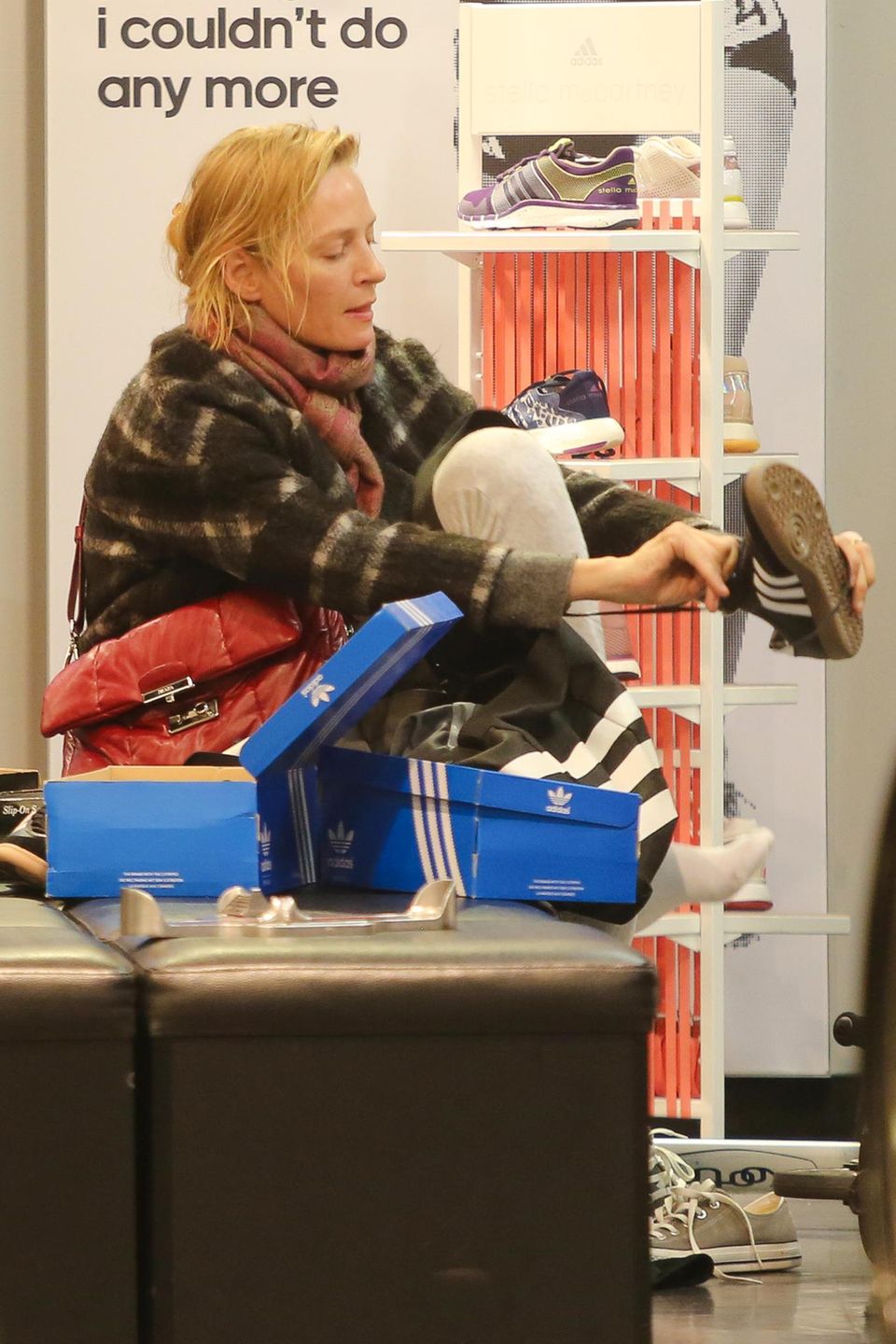 5. Oktober 2014: Uma Thurman probiert in einem Schuhladen in SoHo, New York, Sneaker an.