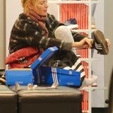 5. Oktober 2014: Uma Thurman probiert in einem Schuhladen in SoHo, New York, Sneaker an.