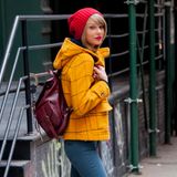 8. Dezember 2014: Taylor Swift verlässt wie immer stylisch und mit roter Pudelmütze ihr Apartment in New York City.