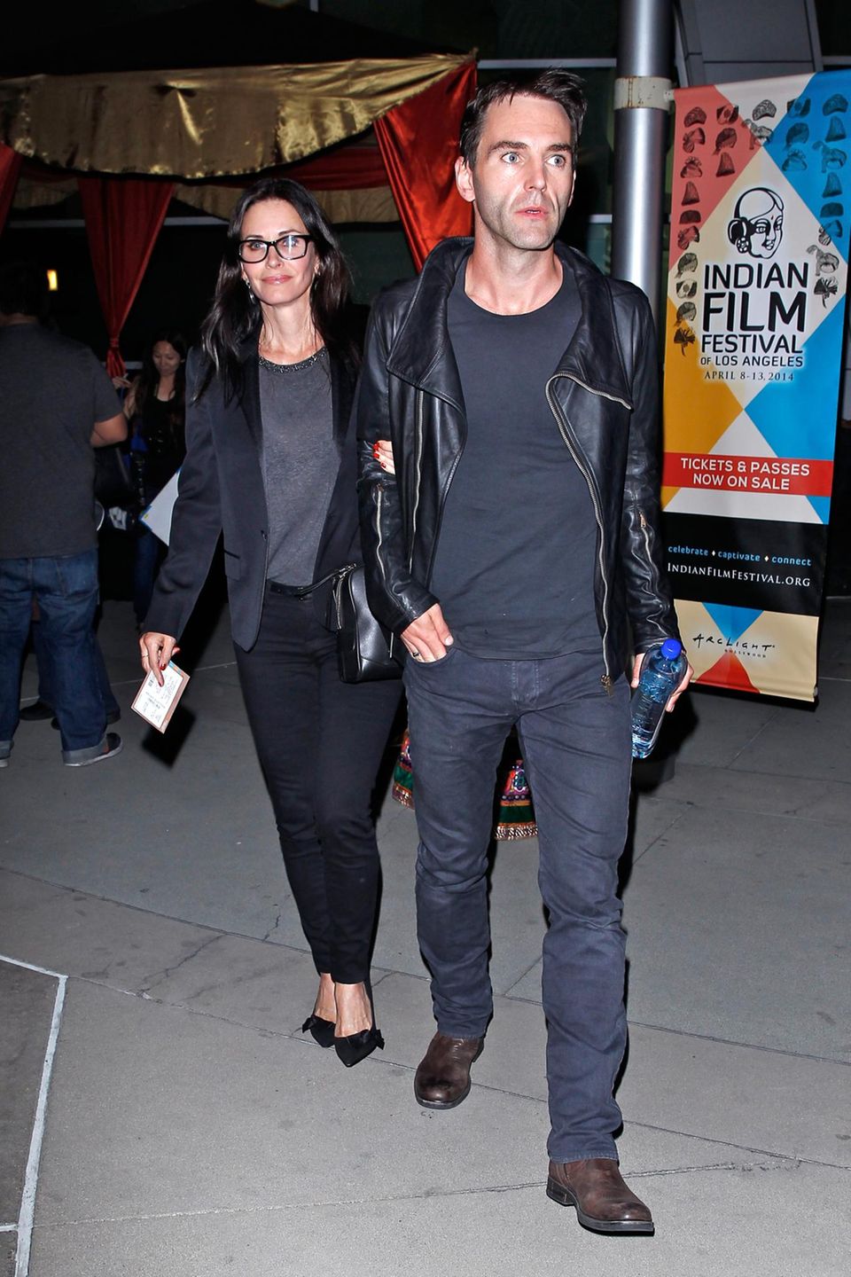 8. April 2014: Courteney Cox und ihre Freund Johnny McDaid kommen Hand in Hand aus einem Kino in Hollywood. 8. April 2014: Courteney Cox und ihre Freund Johnny McDaid kommen Hand in Hand aus einem Kino in Hollywood.