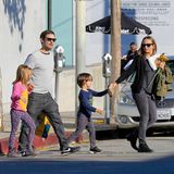 29. November 2014: Tobey Maguire überquert nach einem Mittagessen mit seiner ganzen Familie eine Straße in West-Hollywood.