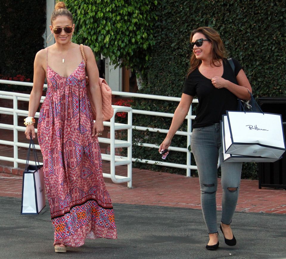 30. Juli 2014: Best friends beim Shoppen: Jennifer Lopez und Leah Remini haben bei Fred Segal in West Hollywood zugeschlagen.