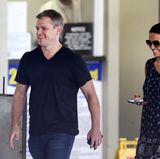 22. September 2014: Matt Damon und sein Frau Luciana haben gute Laune, nachdem er mit einem Fan für ein Selfie posiert hat.