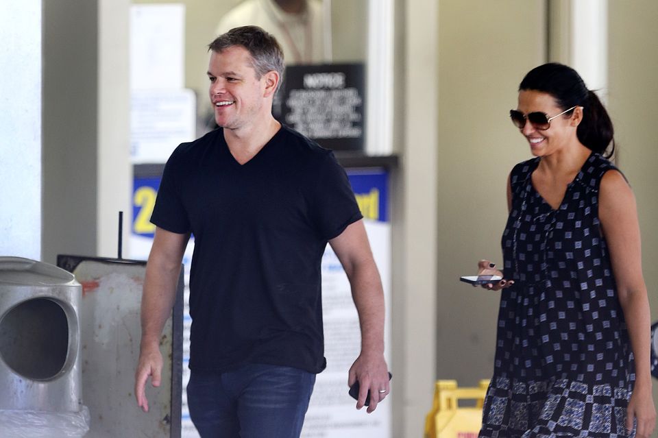 22. September 2014: Matt Damon und sein Frau Luciana haben gute Laune, nachdem er mit einem Fan für ein Selfie posiert hat.