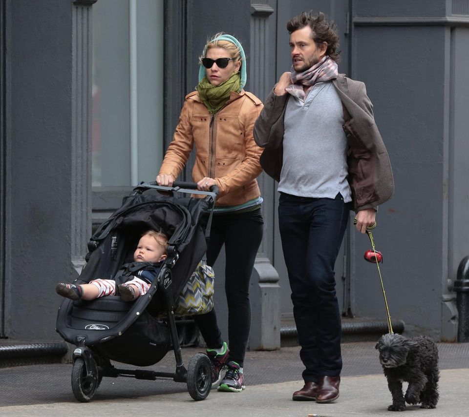 23. April 2014: Claire Danes und Hugh Dancy spazieren mit Hund und Sohn Cyrus im Buggy durch Soho in New York. 23. April 2014: Claire Danes und Hugh Dancy spazieren mit Hund und Sohn Cyrus im Buggy durch Soho in New York.