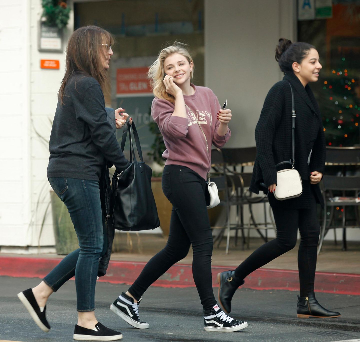 19. Dezember 2014: Chloe Grace Moretz ist in Bel Air unterwegs mit ein paar Freunden.