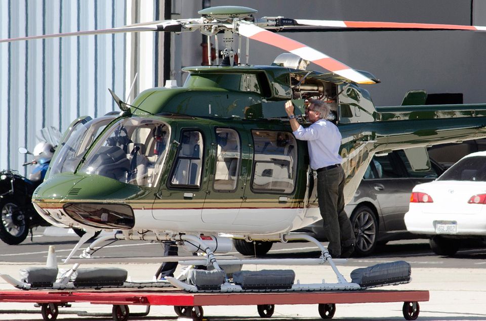 10. Februar 2014: Harrison Ford hat sich einen neuen Hubschrauber gegönnt. Der begeisterte Pilot checkt alle Funktionen, bevor er zu einem zweistündigen Flug aufbricht. 10. Februar 2014: Harrison Ford hat sich einen neuen Hubschrauber gegönnt. Der begeisterte Pilot checkt alle Funktionen, bevor er zu einem zweistündigen Flug aufbricht.