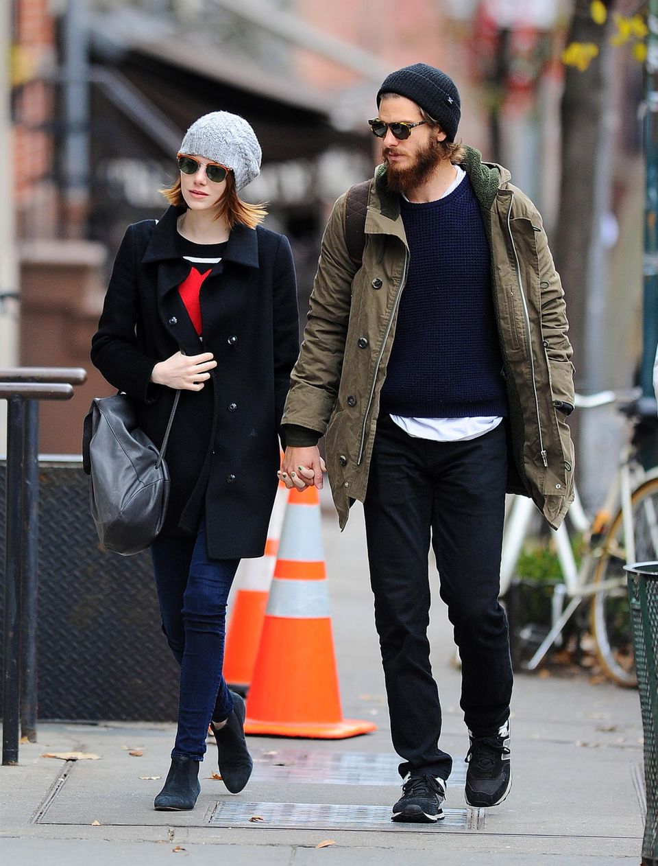 25. November 2014: Emma Stone und Andrew Garfield kommen Hand in Hand von ihrem Mittagsdate in der New Yorker Nachbarschaft zurück.
