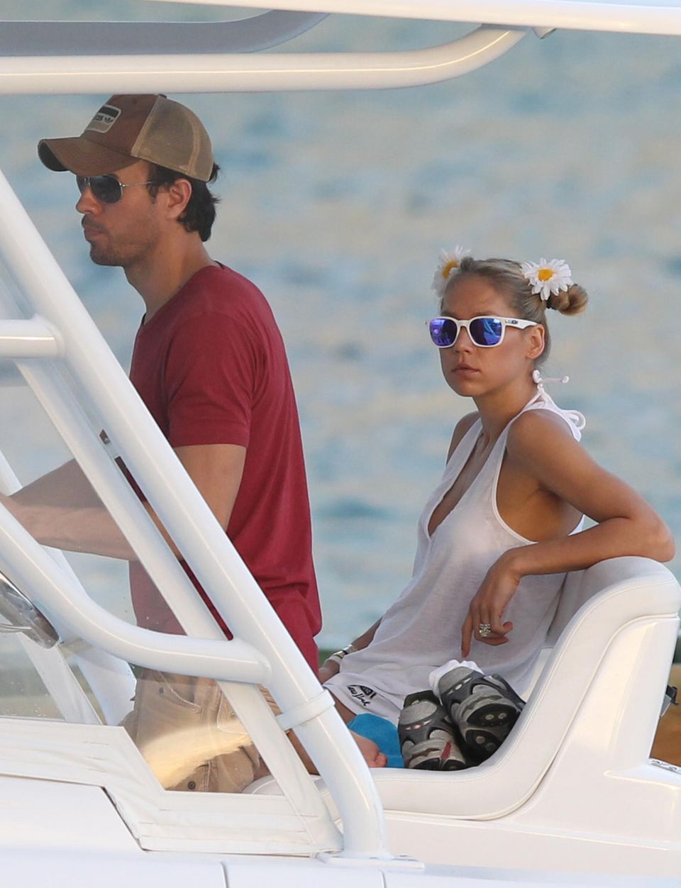 12. Januar 2014: Enrique Iglesias und Anna Kurnikova düsen mit ihrem Boot an der Küste von Miami Beach entlang. 12. Januar 2014: Enrique Iglesias und Anna Kurnikova düsen mit ihrem Boot an der Küste von Miami Beach entlang.