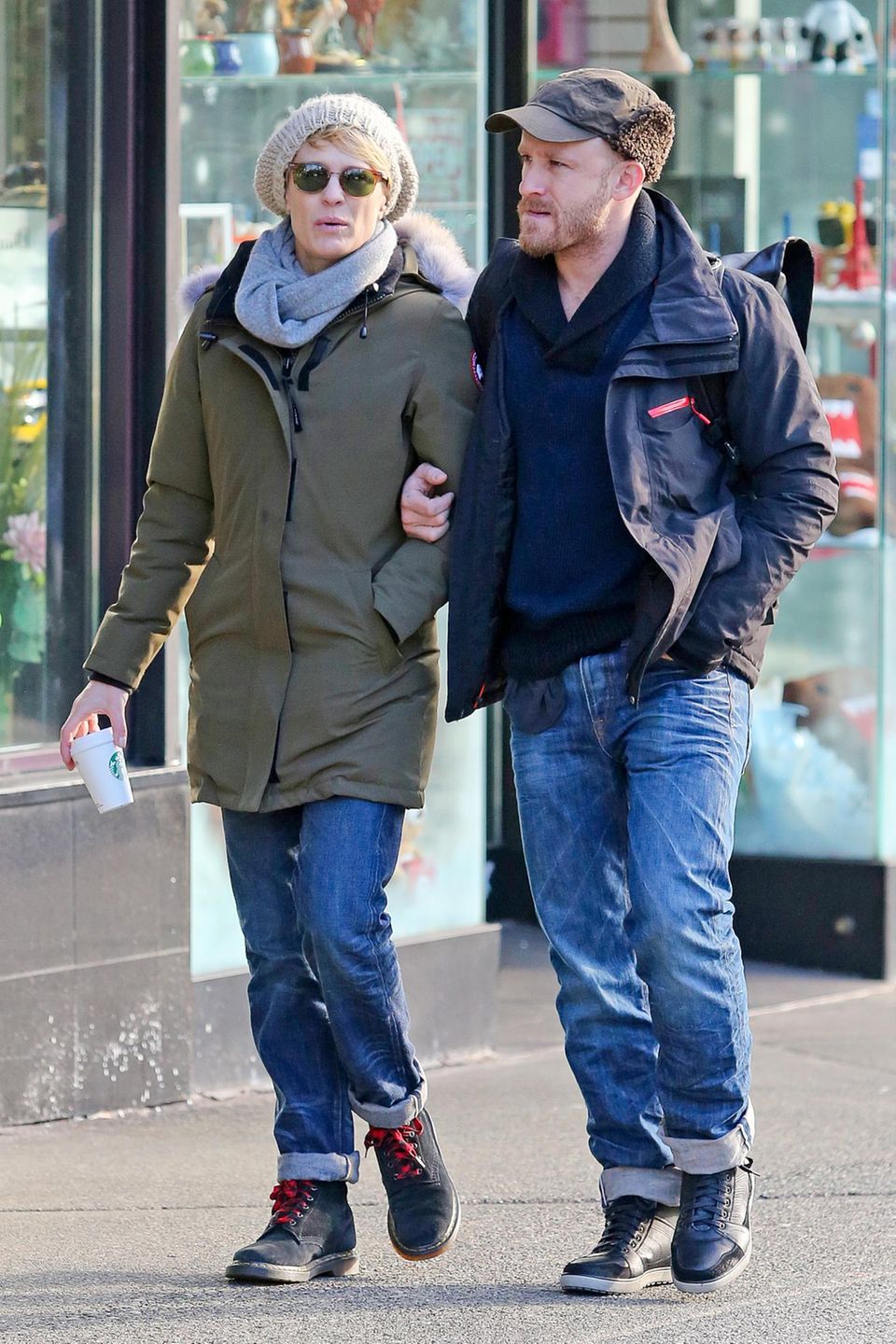 19. Januar 2014: Wie zwei Frischverliebte bummeln Robin Wright und ihr Verlobter Ben Foster durch die Altstadt von Vancouver. 19. Januar 2014: Wie zwei Frischverliebte bummeln Robin Wright und ihr Verlobter Ben Foster durch die Altstadt von Vancouver.