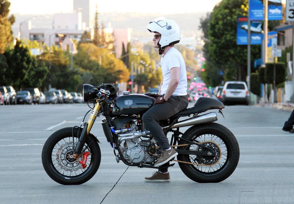10. Februar 2014: Josh Hutcherson cruist mit seinem Motorrad über den "Sunset Boulevard" in Los Angeles. 10. Februar 2014: Josh Hutcherson cruist mit seinem Motorrad über den "Sunset Boulevard" in Los Angeles.