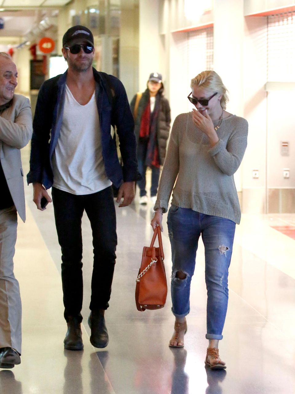 8. Januar 2014: Chris Pine und seine isländische Freundin Iris Björk Jóhannesdóttir sind in Los Angeles gelandet. 8. Januar 2014: Chris Pine und seine isländische Freundin Iris Björk Jóhannesdóttir sind in Los Angeles gelandet.