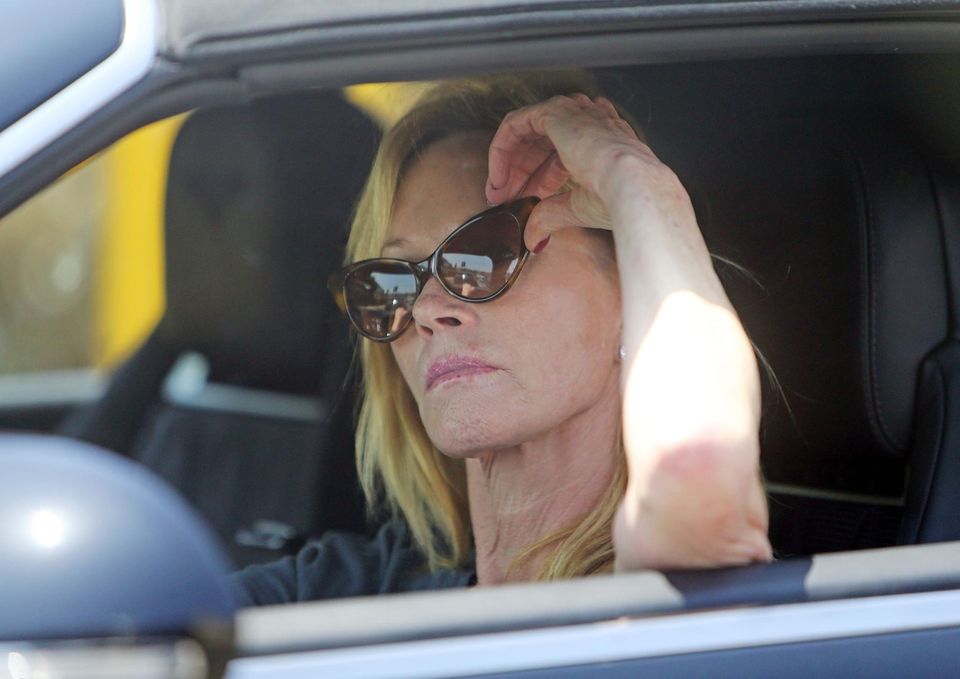 7. Juni 2014: Einen Tag nachdem sie die Scheidung von Antonio Banderas eingereicht hat, sieht man Melanie Griffith nachdenklich im Auto. 7. Juni 2014: Einen Tag nachdem sie die Scheidung von Antonio Banderas eingereicht hat, sieht man Melanie Griffith nachdenklich im Auto.