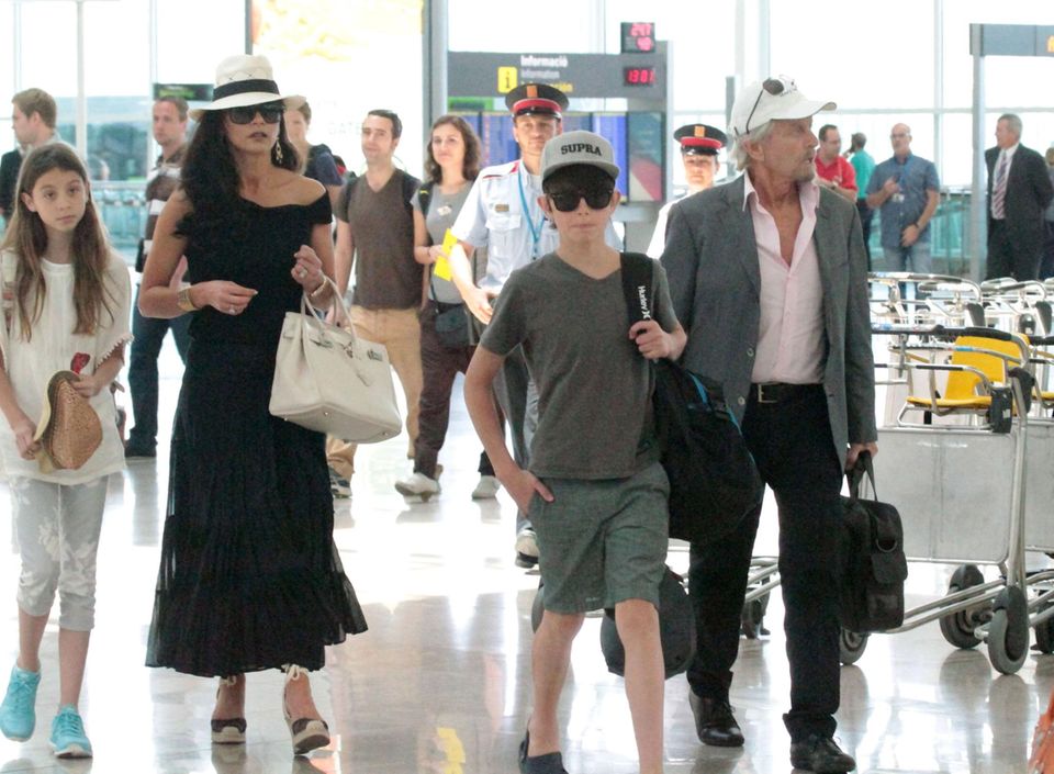 17. Juni 2014: Catherine Zeta-Jones, Michael Douglas und ihre Kinder Carys und Dylan kommen am Flughafen von Barcelona an.