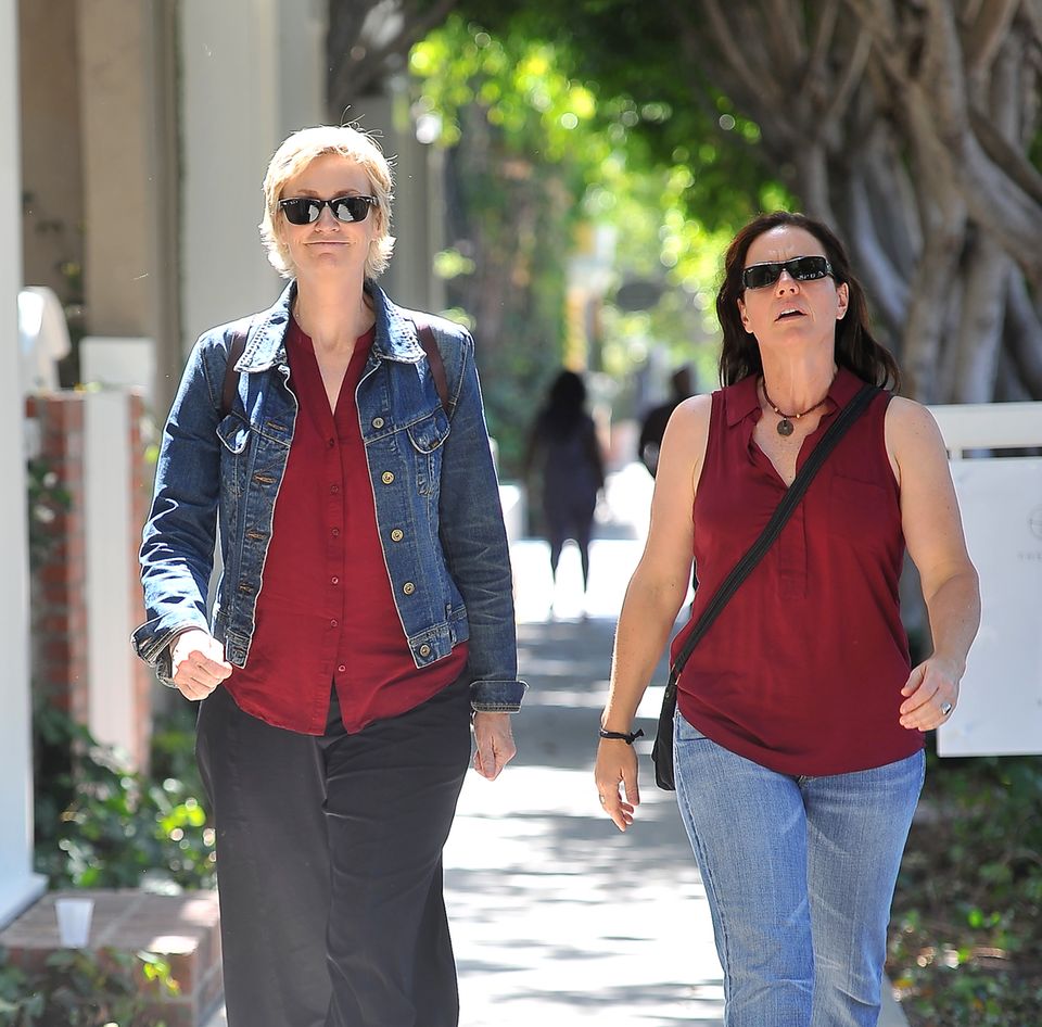 2. Juni 2014: Trotz Scheidung verstehen sich Jane Lynch und ihre Ex-Frau Lara Embry gut und gehen zusammen Kaffeetrinken. 2. Juni 2014: Trotz Scheidung verstehen sich Jane Lynch und ihre Ex-Frau Lara Embry gut und gehen zusammen Kaffeetrinken.