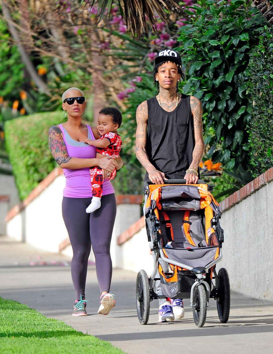 28. Januar 2014: Amber Rose und Wiz Khalifa gehen mit ihrem Sohn Sebastian Taylor in West Hollywood spazieren. 28. Januar 2014: Amber Rose und Wiz Khalifa gehen mit ihrem Sohn Sebastian Taylor in West Hollywood spazieren.