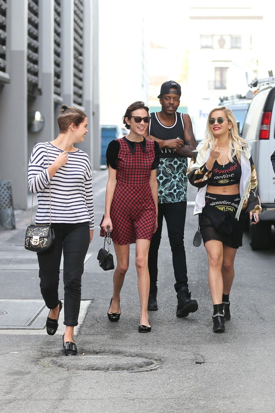 23. Januar 2014: Pixie Geldof, Alexa Chung und Rita Ora gehen gemeinsam shoppen nachdem sie den Nachmittag zusammen am Pool des "Chateau Marmont" verbrachten. 23. Januar 2014: Pixie Geldof, Alexa Chung und Rita Ora gehen gemeinsam shoppen nachdem sie den Nachmittag zusammen am Pool des "Chateau Marmont" verbrachten.