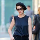 4.November 2014: Anne Hathaway spaziert mit einer Baskenmütze durch SoHo.