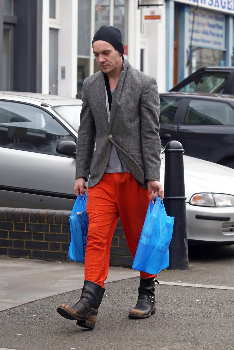 12. Februar 2014: Kaum wiederzuerkennen, Jonathan Rhys Meyers mit Mütze und roter Jogginghose kommt Jonathan Rhys Meyers in London vom Einkaufen. 12. Februar 2014: Kaum wiederzuerkennen, Jonathan Rhys Meyers mit Mütze und roter Jogginghose kommt Jonathan Rhys Meyers in London vom Einkaufen.