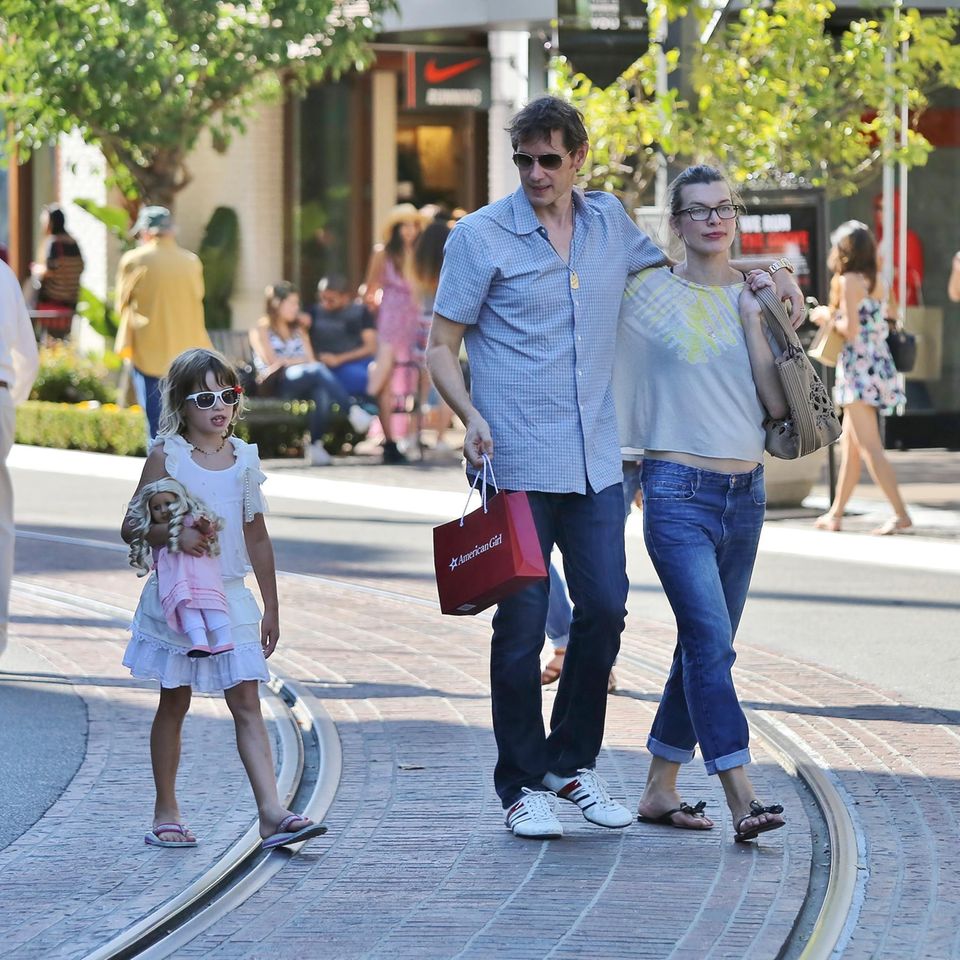 26. August 2014: Die schwangere Milla Jovovich und ihr Mann Paul Anderson bummeln mit Tochter Ever durch West Hollywood.