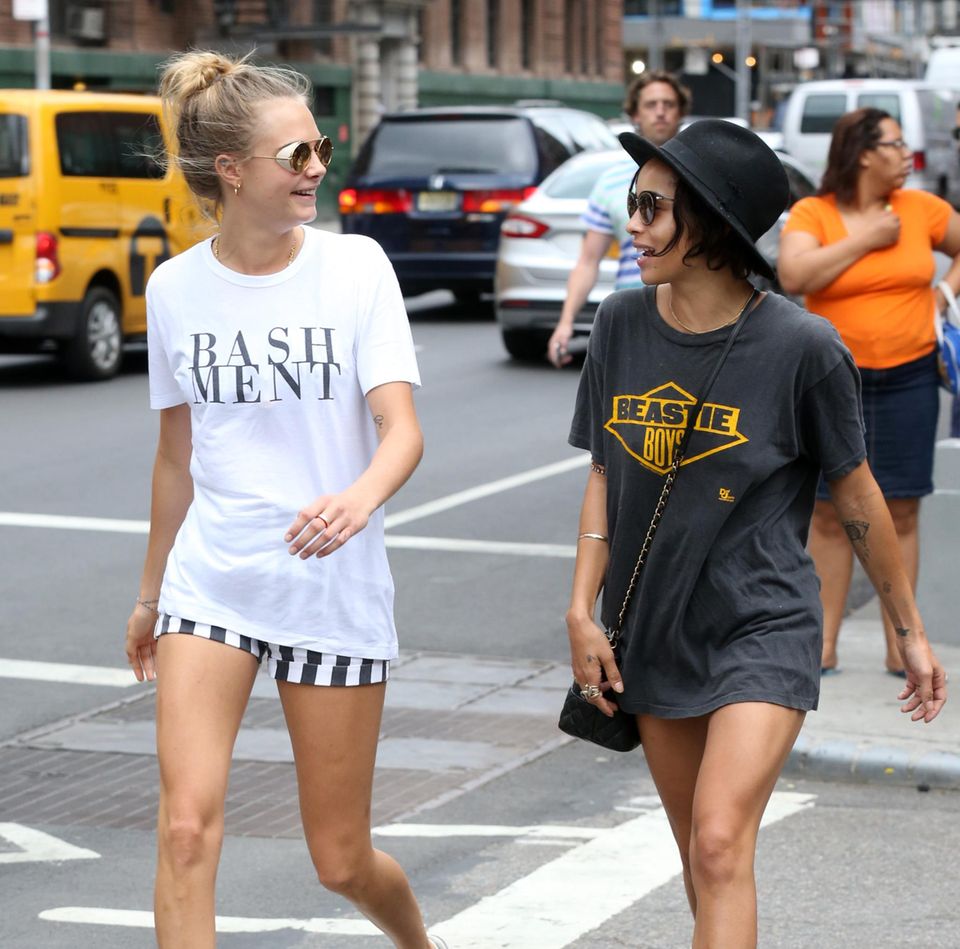 21. August 2014: Cara Delevingne und Zoe Kravitz spazieren gut gelaunt durch New York.