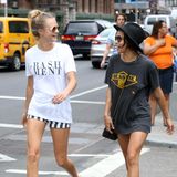 21. August 2014: Cara Delevingne und Zoe Kravitz spazieren gut gelaunt durch New York.