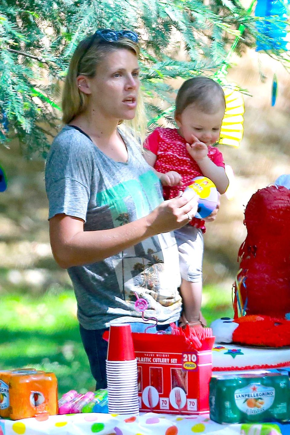 2. Juli 2014: Busy Philipps richtet zu dem ersten Geburtstag ihrer Tochter Cricket eine Sesamstraßen-Party in einem Park in Los Angeles aus. 2. Juli 2014: Busy Philipps richtet zu dem ersten Geburtstag ihrer Tochter Cricket eine Sesamstraßen-Party in einem Park in Los Angeles aus.