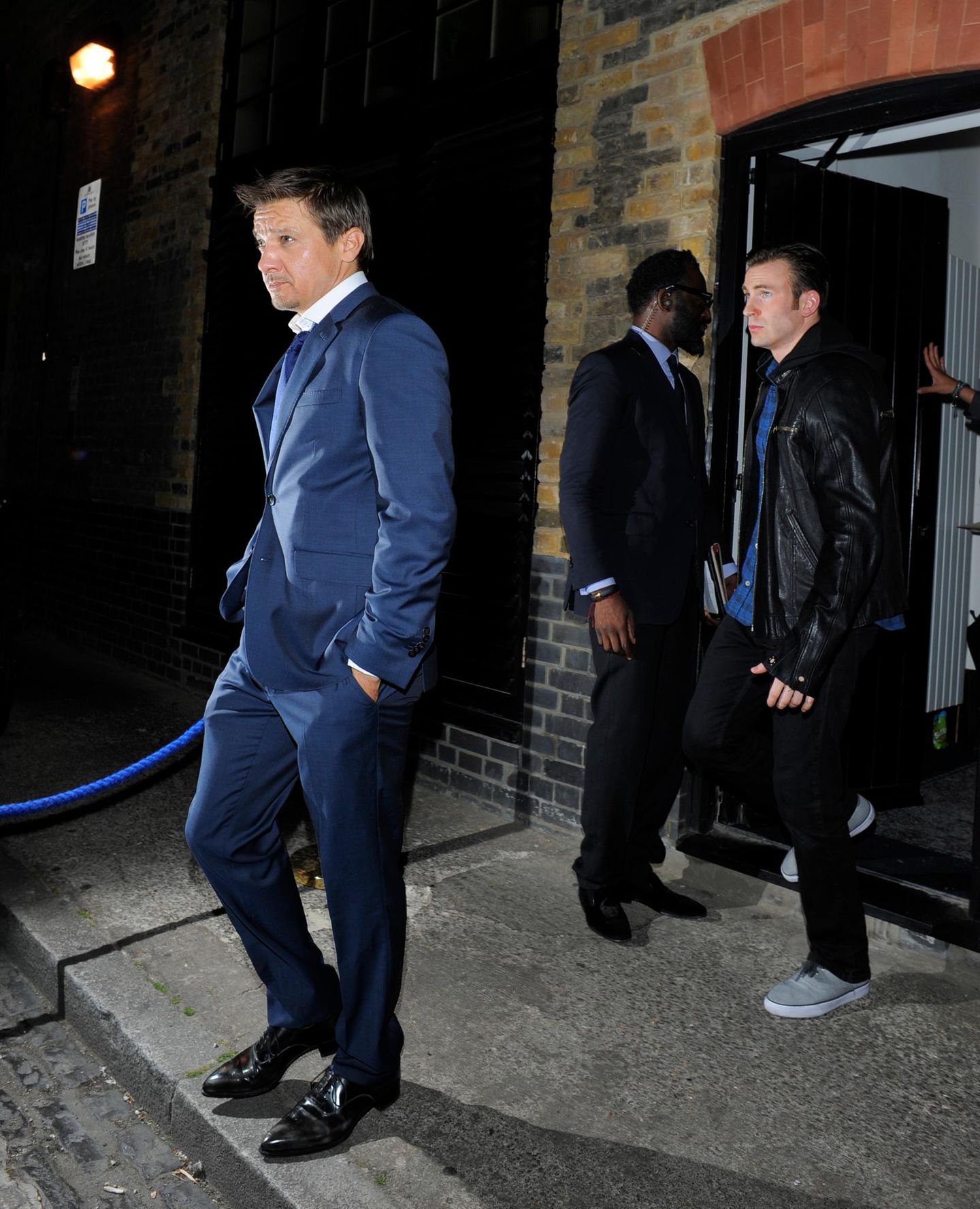 10. Juli 2014: Jeremy Renner und Chris Evans verlassen in den frühen Morgenstunden das Chitern Firehouse Hotel in London.