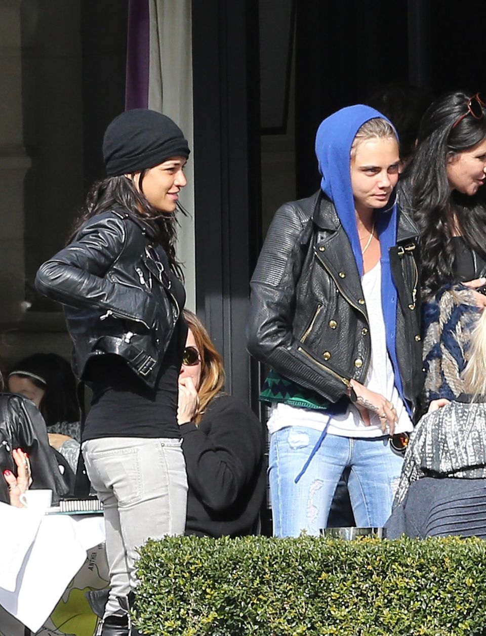 2. März 2014: Michelle Rodriguez und Cara Delevigne gehen im Restaurant L'Avenue in Paris Frühstücken. 2. März 2014: Michelle Rodriguez und Cara Delevigne gehen im Restaurant L'Avenue in Paris Frühstücken.