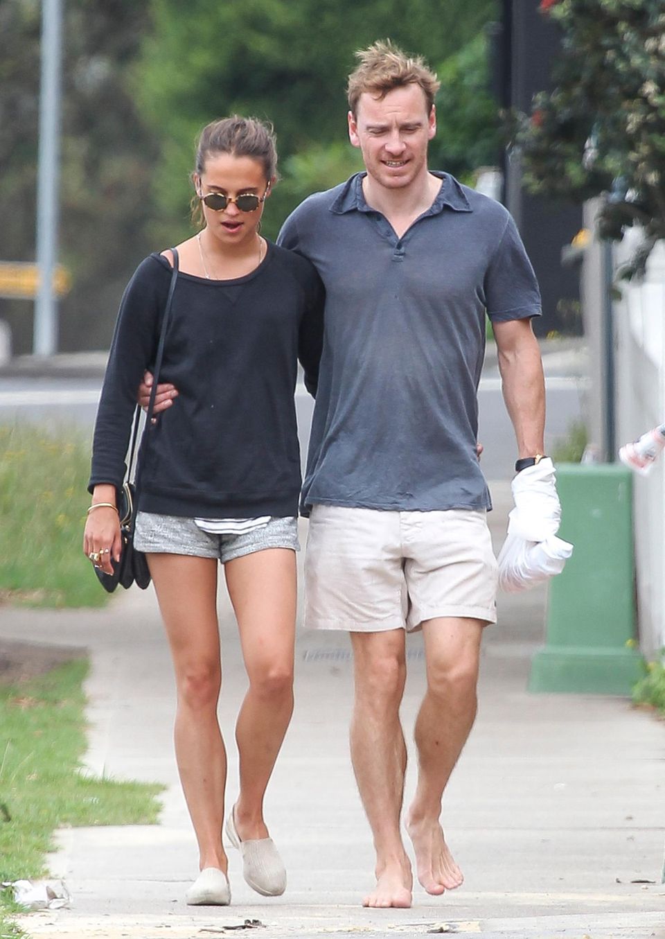 4. Dezember 2014: Michael Fassbender spaziert mit seiner neuen Freundin Alicia Vikander Arm in Arm durch Sydney.