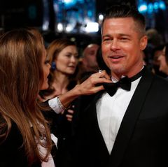 Angelina Jolie rückt Brad Pitts Fliege zurecht. Pitt hat das Drama "12 Years A Slave" mitproduziert und eine kleine, aber entscheidende Rolle in dem Film übernommen.
