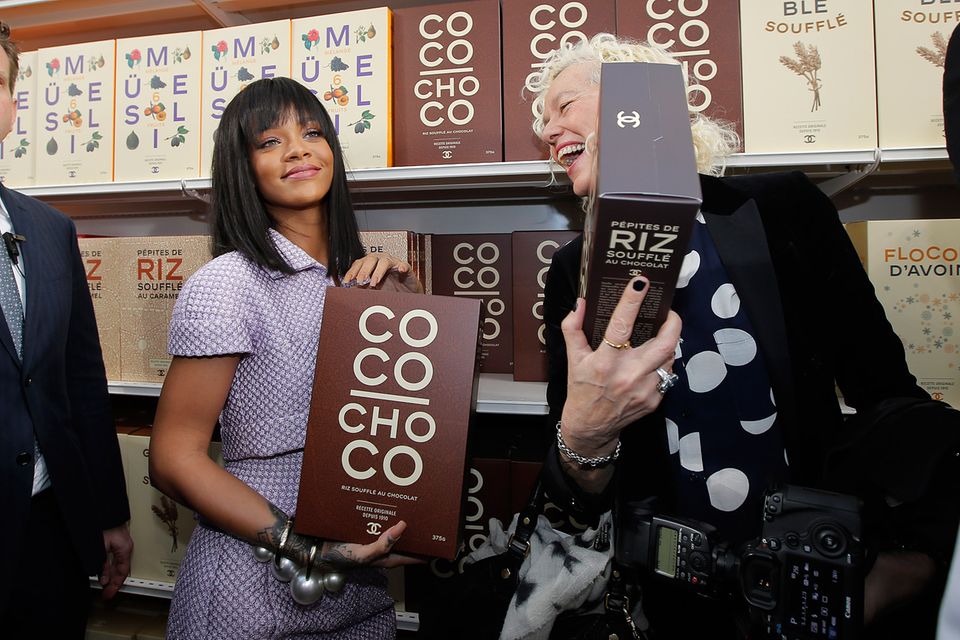 Choco-Pops und Reis-Soufflé: Fotografin Ellen von Unwerth amüsiert sich prächtig über Rihannas und ihren anspielungsreichen Einkauf. Choco-Pops und Reis-Soufflé: Fotografin Ellen von Unwerth amüsiert sich prächtig über Rihannas und ihren anspielungsreichen Einkauf.