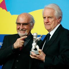 Produzent Jean-Louis Livi und Schauspieler André Dussollier nehmen den Silbernen Bären für Regisseur Alain Resnais entgegen. Er gewinnt mit "Life of Riley" den Alfred-Bauer-Preis, für einen Spielfilm, der neue Perpektiven öffnet.