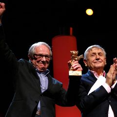 Der britische Regisseur Ken Loach freut sich über den goldenen Ehrenbären für sein Lebenswerk.