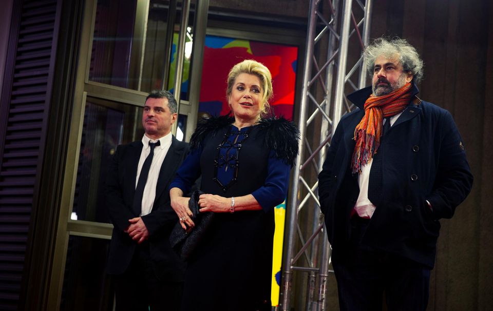 Regisseur Pierre Salvadori stellt bei der Berlinale mit den Schauspielern Catherine Deneuve und Gustave de Kervern den Film "In The Courtyard" vor.