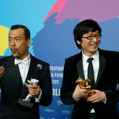 Schauspieler Liao Fan bekommt den Silbernen Bären als bester Darsteller und Regisseur Diao Yinan kann sich über den Goldenen Bären für den Film "Bai Ri Yan Huo" freuen.