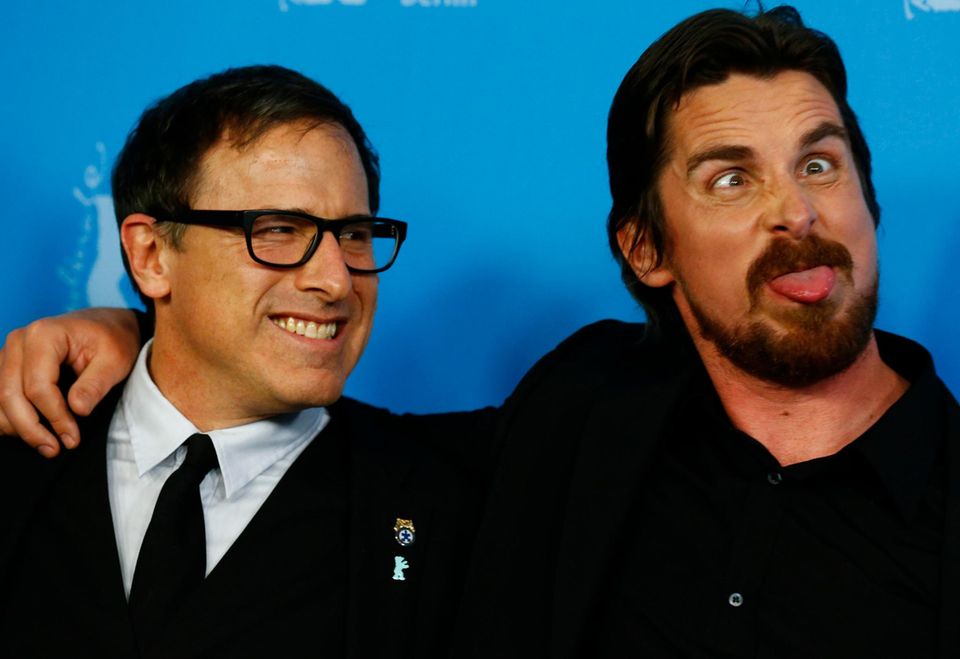 Christian Bale ist gut drauf und schneidet Grimassen. "American Hustle"-Regisseur David O. Russell sagt, er gehe nie mit großen Erwartungen an einen Film ran. Viele seiner Helden wie zum Beispiel Gene Hackman haben keinen Oscar gewonnen. Aber man weiß nie, was passiert, deshalb ist er gelassen, was den Oscar angeht. Christian Bale ist gut drauf und schneidet Grimassen. "American Hustle"-Regisseur David O. Russell sagt, er gehe nie mit großen Erwartungen an einen Film ran. Viele seiner Helden wie zum Beispiel Gene Hackman haben keinen Oscar gewonnen. Aber man weiß nie, was passiert, deshalb ist er gelassen, was den Oscar angeht.