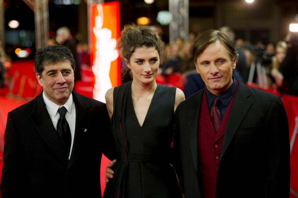 Regisseur Hossein Amini, Daisy Bevan und Viggo Mortensen flirten mit den Kameras am roten Teppich.