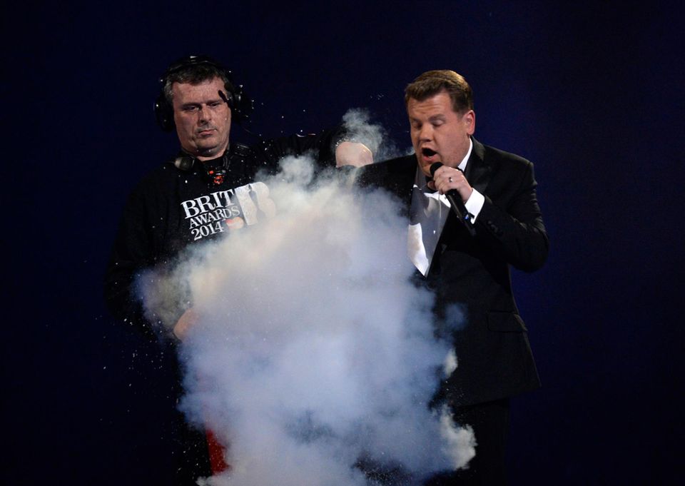 Moderiert wird die Preisverleihung vom britischen Komiker James Corden, dem zwischendurch mal die Jacke gelöscht werden muss. Moderiert wird die Preisverleihung vom britischen Komiker James Corden, dem zwischendurch mal die Jacke gelöscht werden muss.