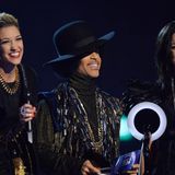 Prince und seine Band "3rd Eye Girl" dürfen an die beste Künstlerin den ersten Award des Abends überreichen.